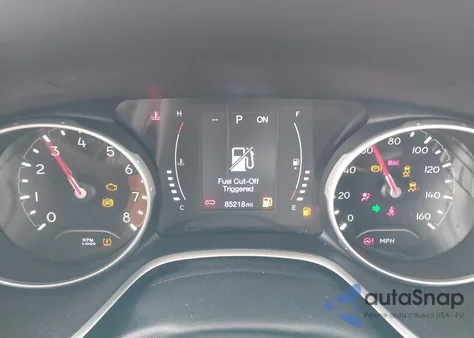 2018 Jeep Compass Latitude 4X4 z USA, uszkodzony, nr VIN 3C4NJDBB6JT142575